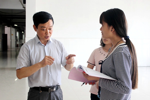 王剑冰与师生热情互动